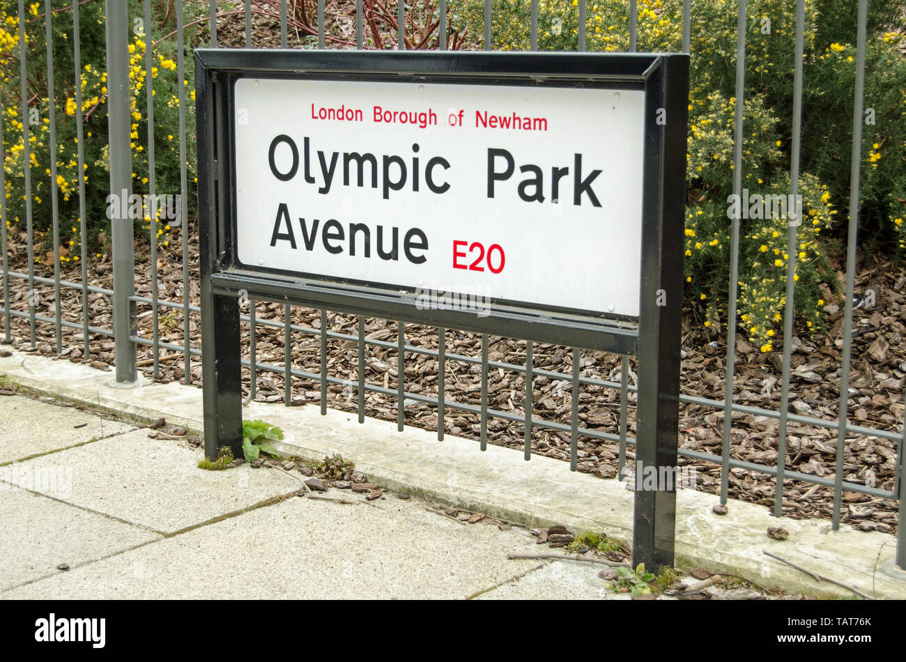 Londres, Reino Unido - 19 de marzo de 2016: Calle signo para uno de los nuevos caminos creados durante los Juegos Olímpicos de Londres de 2012. Ahora una zona residencial y parque, Strat Foto de stock