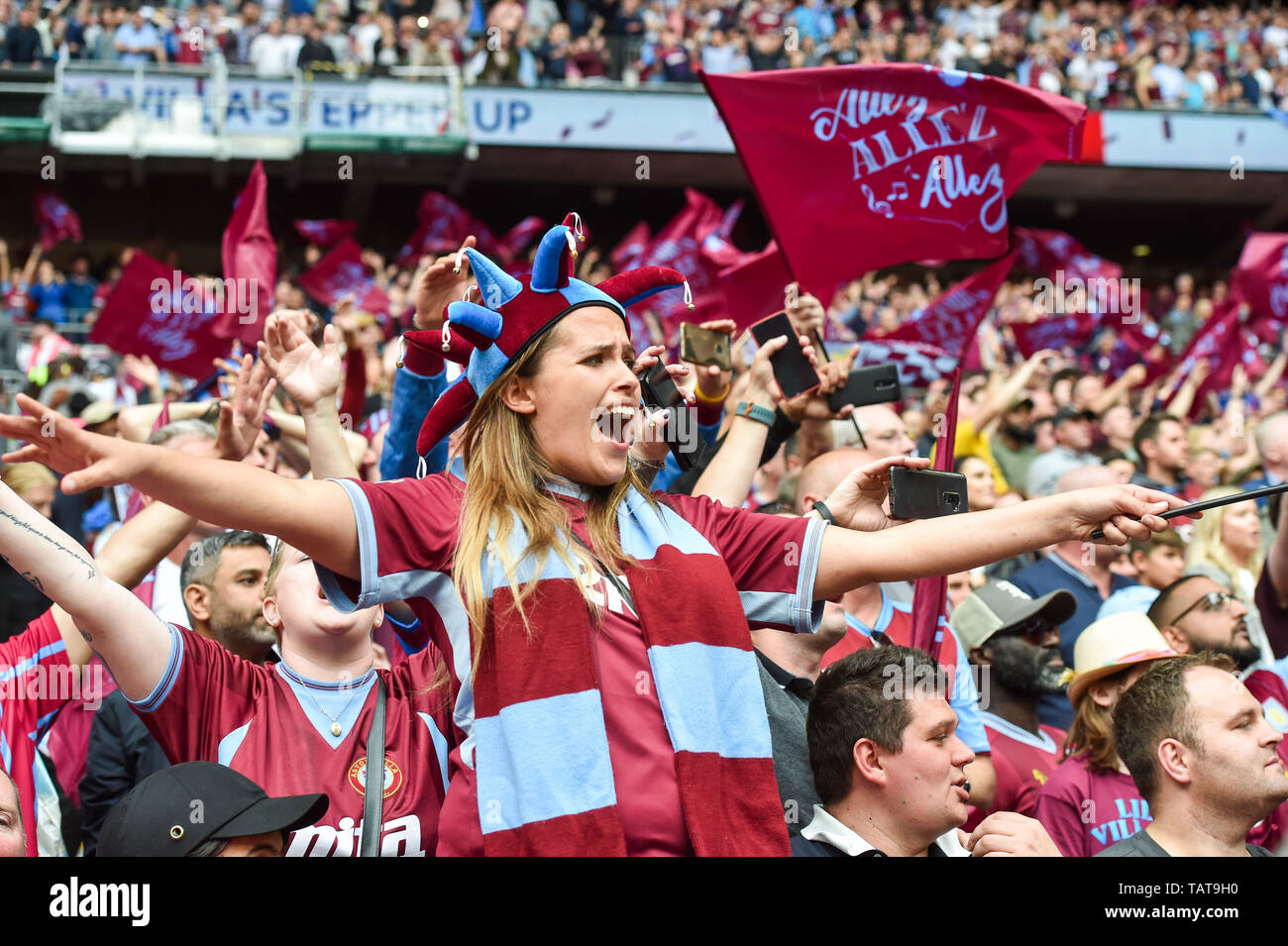 El Aston Villa fans celebran ganar la apuesta del cielo EFL Play-Off  partido final del campeonato entre el Aston Villa y el condado de Derby en  el estadio de Wembley , Londres ,