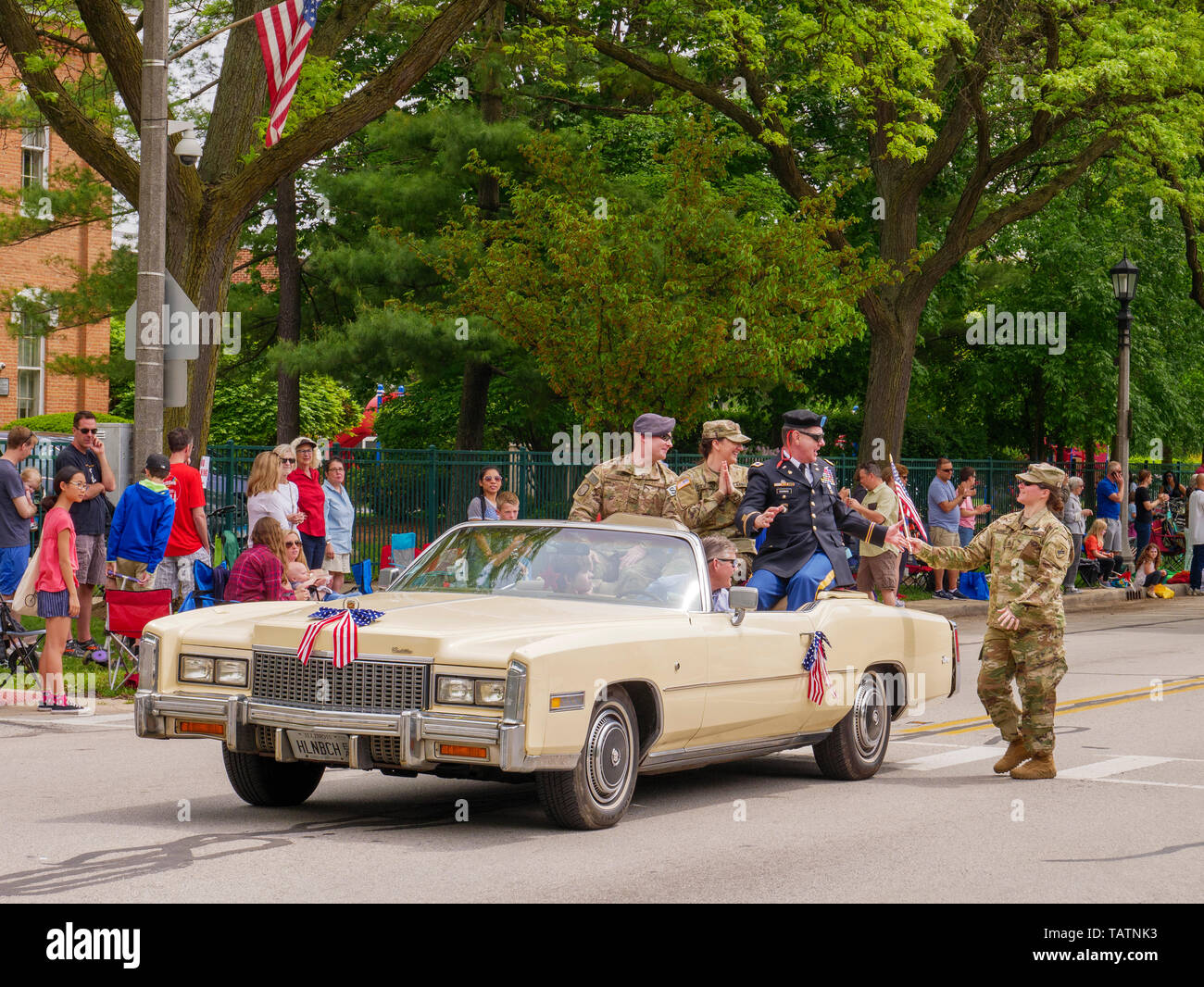 River Forest, Illinois, EE.UU. 28 de mayo de 2019. Los veteranos militares paseo en 1979 Cadillac Eldorado hoy durante el Memorial Day Parade. Foto de stock