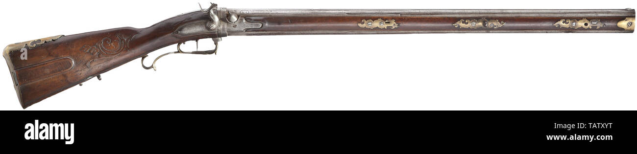 Una vuelta a lo largo de la percusión rifle y escopeta, combinado Gottschlig, Würzburg, circa 1780, octogonales de barriles cambiando a Ronda, uno de ellos con 7-groove, el otro orificio liso, de calibre 15 mm cada uno. Fusil con vista frontal de plata (sin vista trasera). Por encima de las cámaras en color plata (parcialmente caído) firmaron GOTTSCHLIG WIRZBURG 'UNA'. Bloqueo de percusión convertidos (martillo primavera desenganchado, pezones y martillo desgastados) con gatillo. Stock de nogal tallado Florally con latón suave mobiliario, parte delantera de desencadenar el protector con el bloqueo de la rotación del mecanismo. Ori, Additional-Rights-Clearance-Info-Not-Available Foto de stock