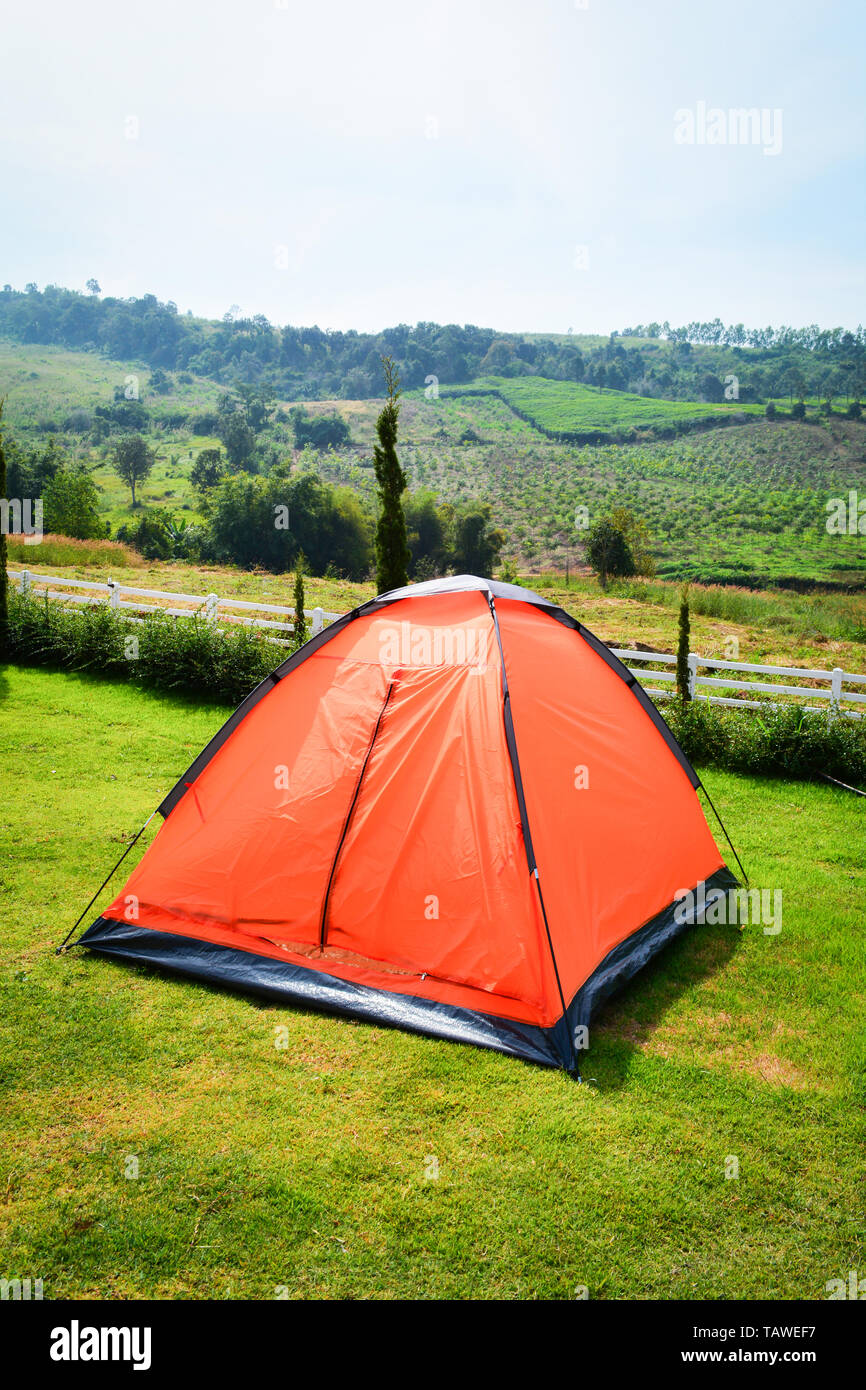 Color naranja acampar en la fila hermosa sobre el pasto verde pradera para  viajes turísticos relajarse al aire libre tiempo de vacaciones Fotografía  de stock - Alamy