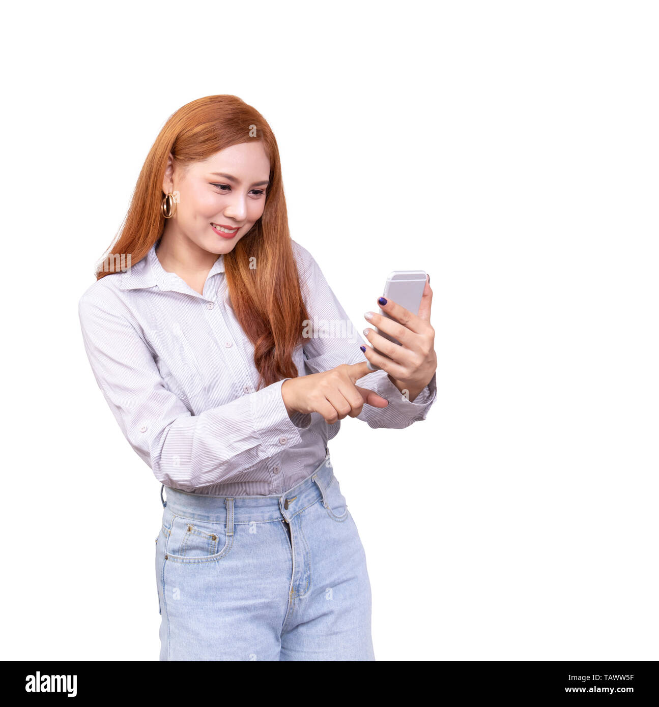 Lindo alegre joven y bella mujer asiática utilice el dedo sobre móviles smart phone ,sentirse contento y sorprendido aislado sobre fondo blanco con clippi Foto de stock