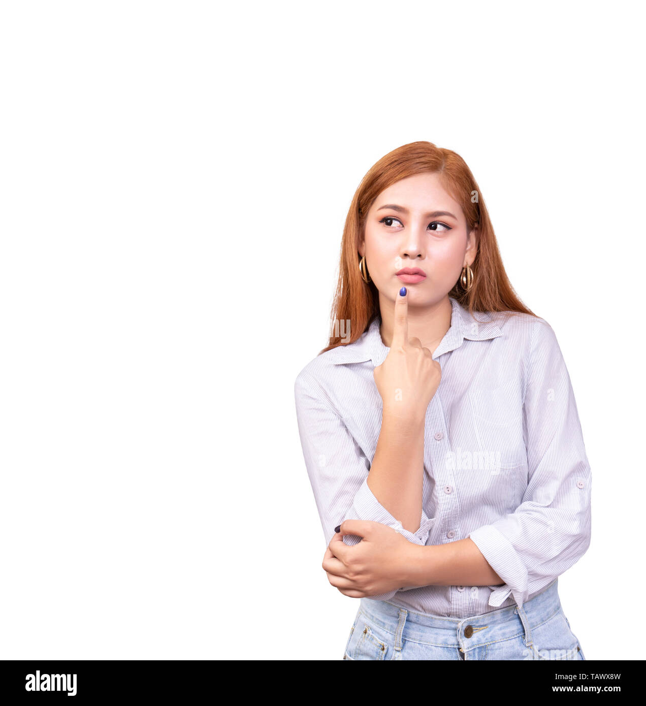 Retrato de estudio de joven y bella mujer asiática pensando y mirando hacia arriba con copia espacio aislado sobre fondo blanco con trazado de recorte Foto de stock