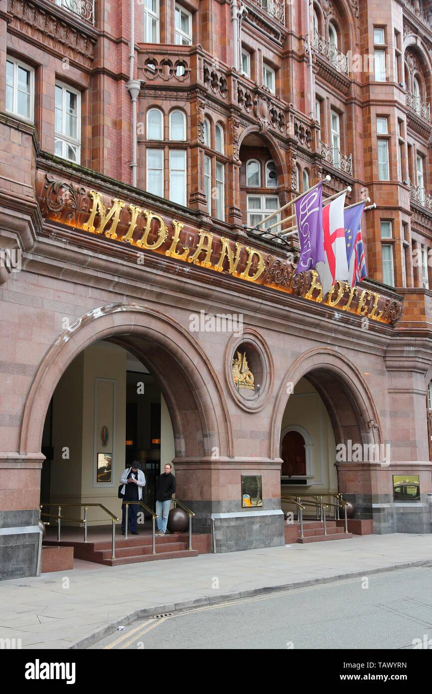 MANCHESTER, REINO UNIDO - 21 de abril de 2013: la gente visita el Hotel Midland en Manchester, Reino Unido. El hotel fue inaugurado en 1903 y diseñado por Charles Trubshaw. Foto de stock