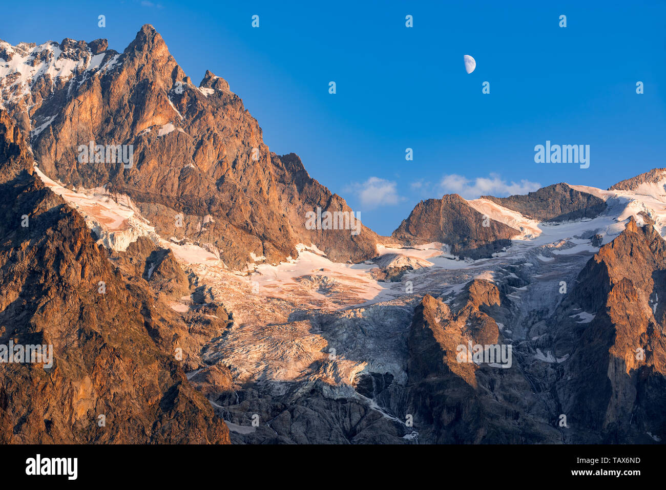 Francia, Hautes-Alpes (05), la tumba, Parque Nacional de Ecrins - La Meije pico y su glaciar con luna en verano. Alpes europeos Foto de stock