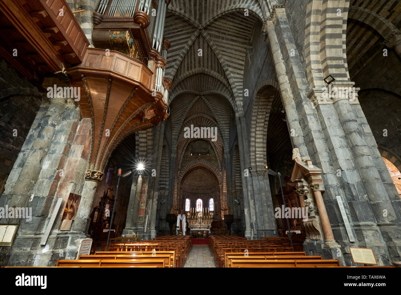 Embrun, Hautes-Alpes, 05000, Francia - 03 de mayo de 2019: El interior de la catedral de Notre Dame d'Embrun (Monumento Histórico) Foto de stock