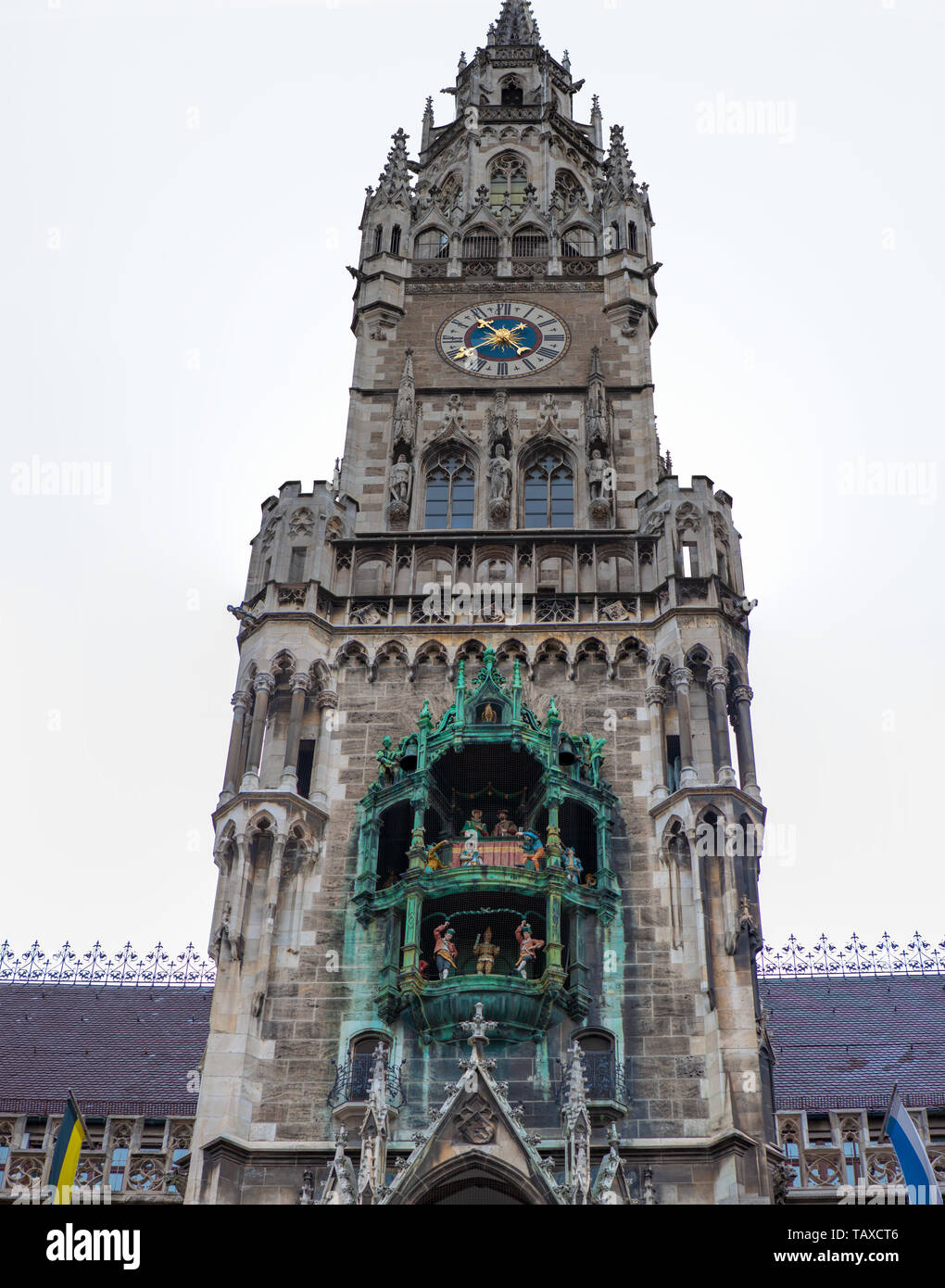 Rathaus-Glockenspiel, Munich, Alemania. Ayuntamiento clocktower figuritas que realice diariamente con música y baile. Foto de stock