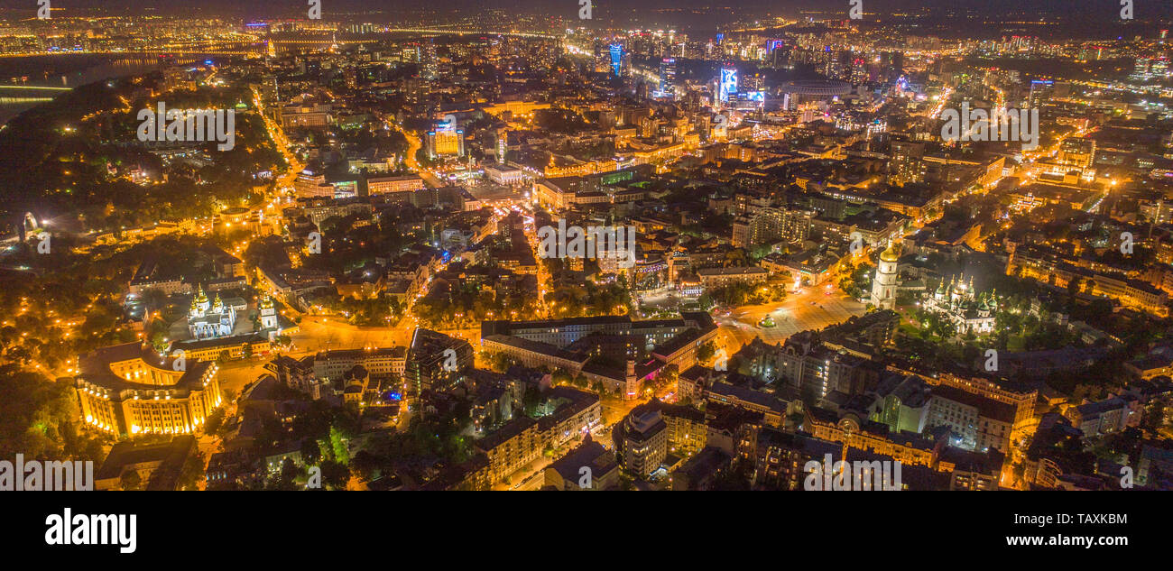 La noche de la ciudad de Kiev, Ucrania. Vista aérea panorámica Foto de stock
