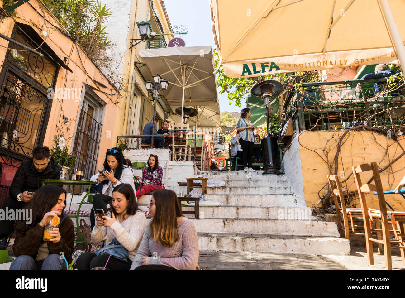 Atenas, Grecia. Una terraza en una de las calles de Plaka, un antiguo