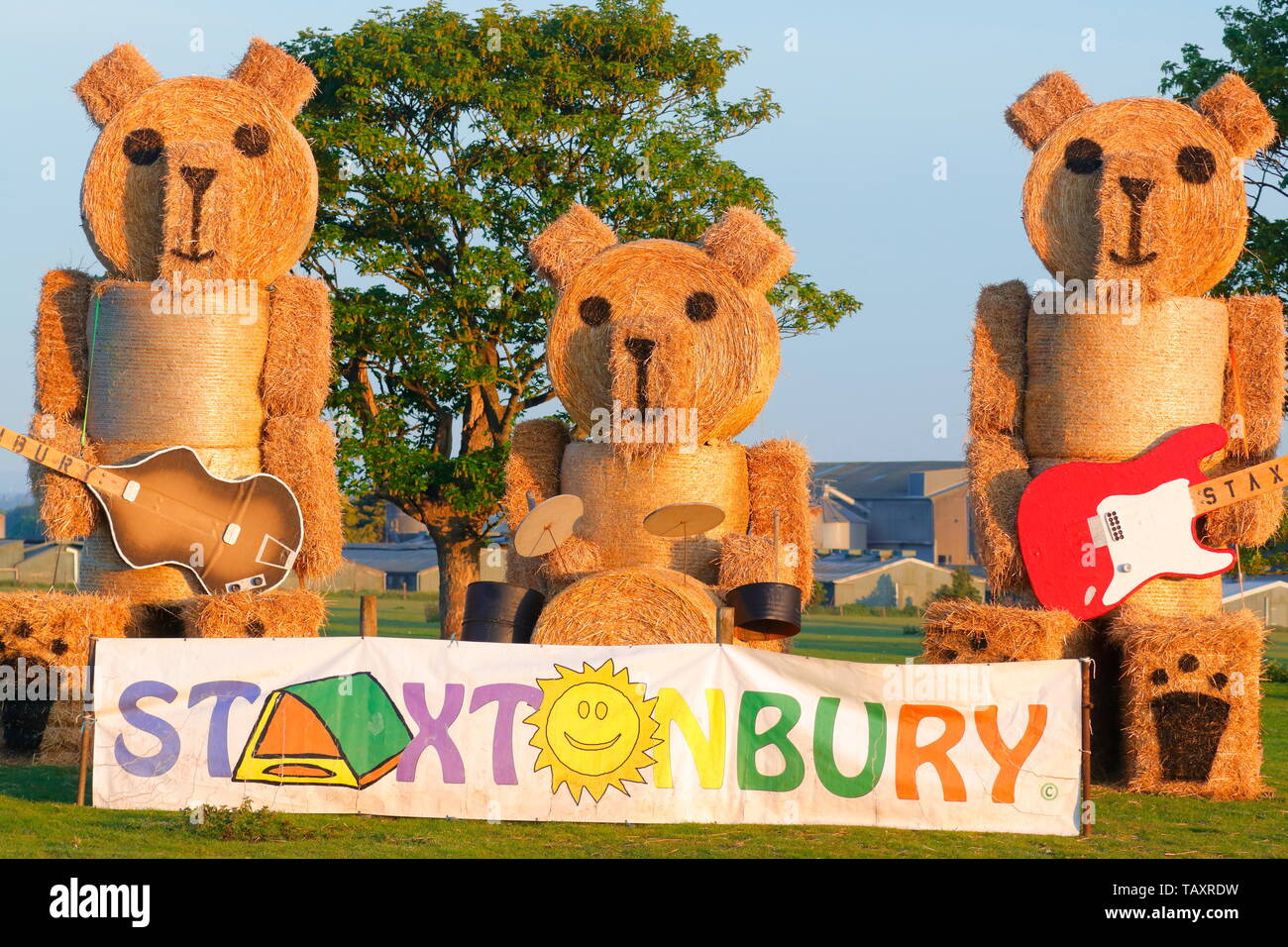 Una escultura de un oso de peluche band , creado para anunciar Staxtonbury music festival, cerca de Scarborough Foto de stock