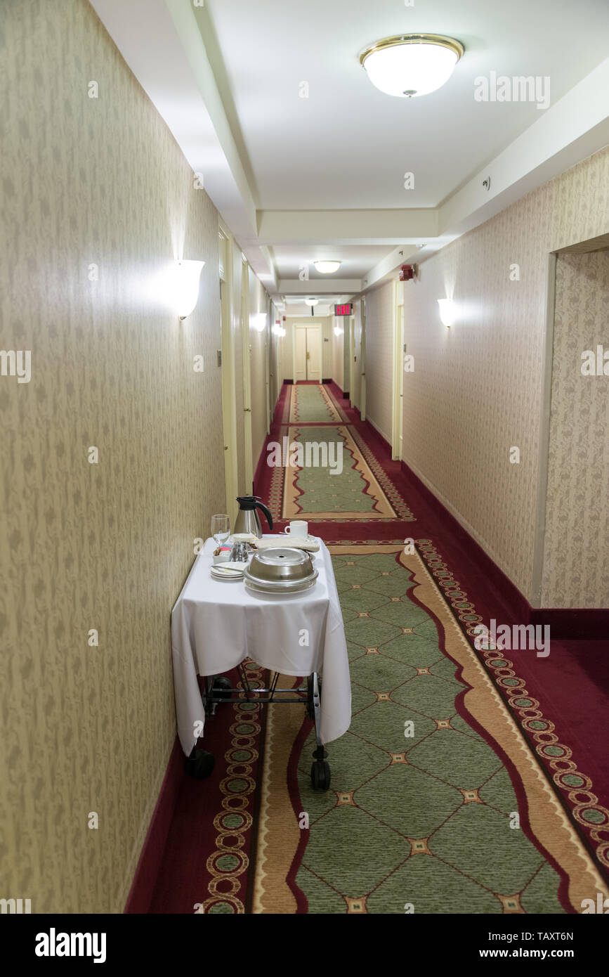 Los restos de una comida en una mesa en un pasillo del hotel, Nueva York, Estados Unidos. Foto de stock