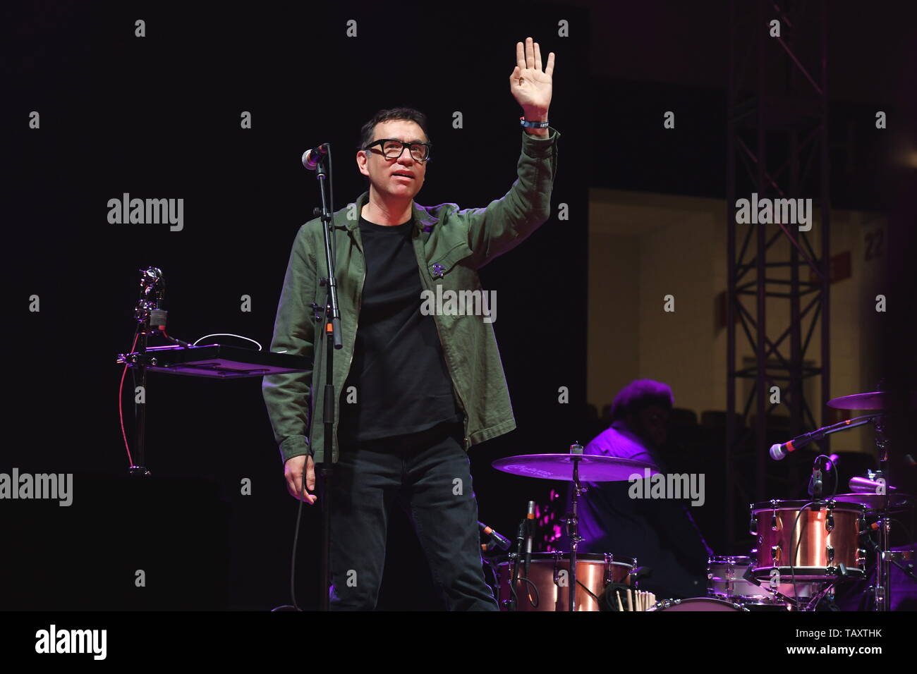 Actor, comediante, escritor, productor y músico Fred Armisen es mostrado en el escenario durante la realización de un 'live' Stand up concierto apariencia. Foto de stock