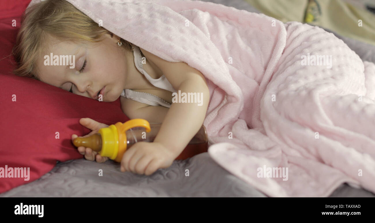 Lindo Bebe Nina Durmiendo En Una Cama Acogedora En Casa Con La Botella Bonita Nina Durmiendo En La Luz De La Manana Close Up Retrato De Nino Pan Concepto De Pacificos Dulces Suenos Lindo Bebe Nina Durmiendo En Una Cama Acogedora En Casa Con La Botella Bonita Nina Durmiendo En La Luz De La Manana Close Up Retrato De Nino Pan Concepto De Pacificos Dulces Suenos
