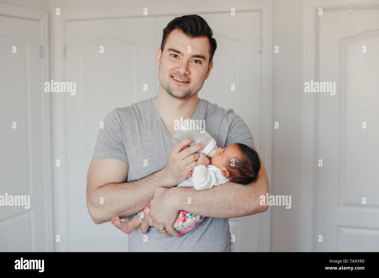 Retrato De Joven Padre Caucasico Papa Alimentacion Chino Asiaticos Mestizos Bebe Recien Nacido Hijo Hija Con Leche De Botella Estilo De Vida Autentico Candido Volver Fotografia De Stock Alamy Retrato De Joven Padre Caucasico Papa Alimentacion Chino Asiaticos Mestizos Bebe Recien Nacido Hijo Hija Con Leche De Botella Estilo De Vida Autentico Candido Volver Fotografia De Stock Alamy