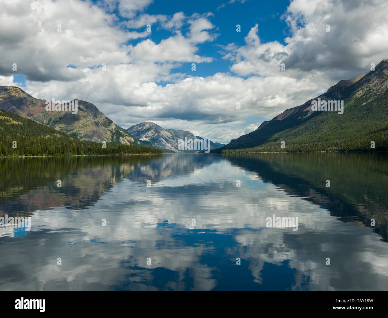 Lago con montañas en el fondo, Waterton Lake, WatertonGlacier