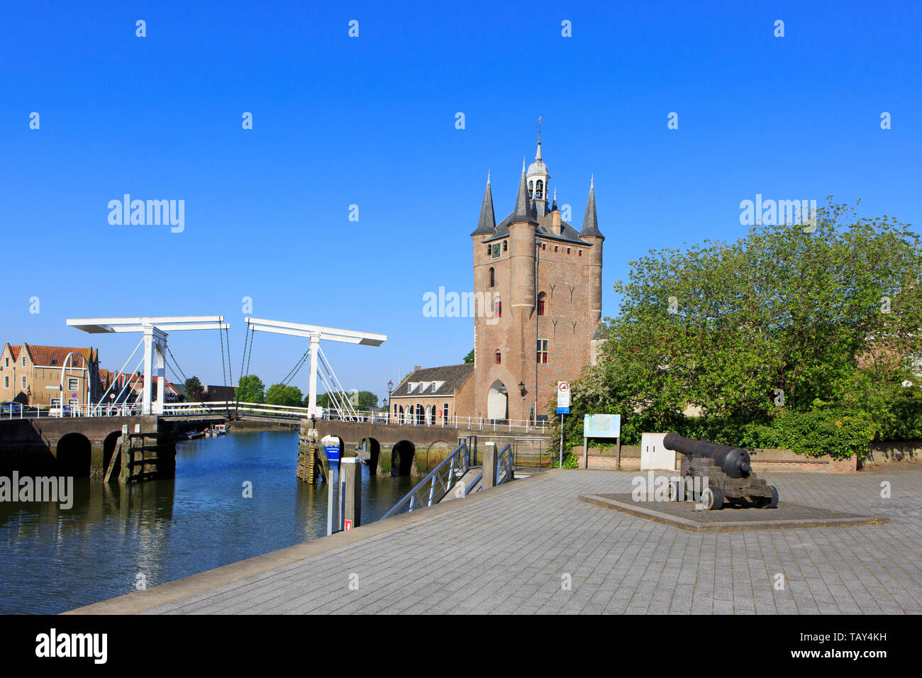 El 15th-century Southern Harbour Gate (Zuidhavenpoort) con el puente levadizo en Zierikzee Zeeland (Holanda), Foto de stock