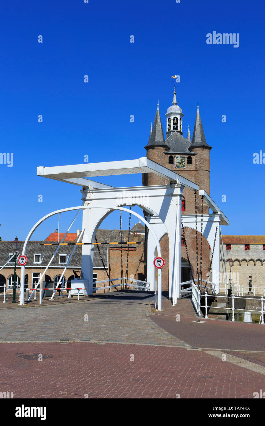 El 15th-century Southern Harbour Gate (Zuidhavenpoort) con el puente levadizo en Zierikzee Zeeland (Holanda), Foto de stock