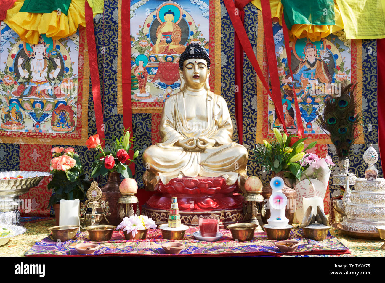 Filosofía oriental Budismo: Señor buda y mesa de oración. budismo de Nepal. La cultura de Nepal. Foto de stock