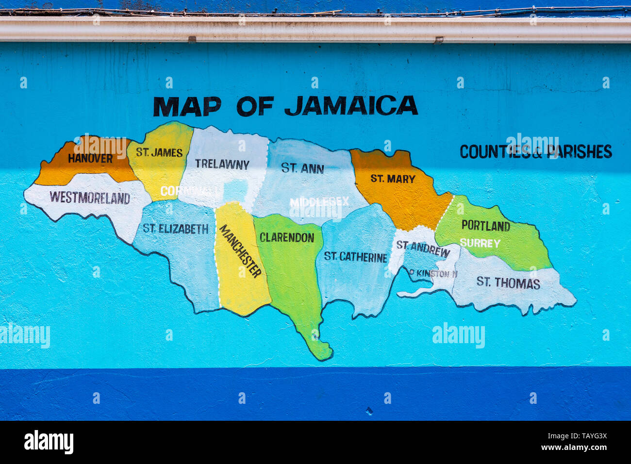 Mapa de Jamaica mostrando todos los condados y parroquias con sus nombres, pintada por niños en la pared de su casa de la escuela, Ocho Ríos, Ja Foto de stock