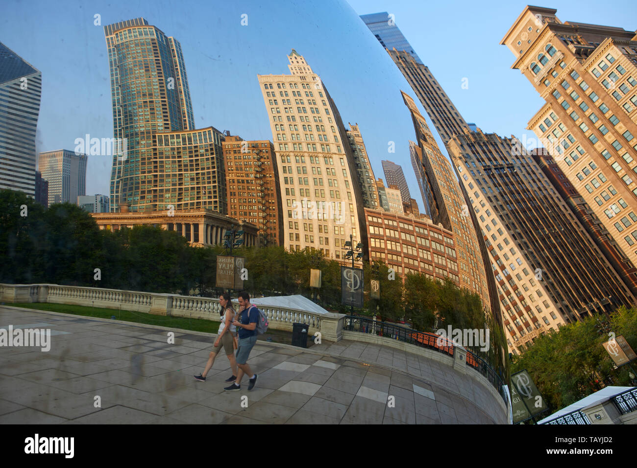 La escultura Cloud Gate, también conocido como el frijol, en Millenium
