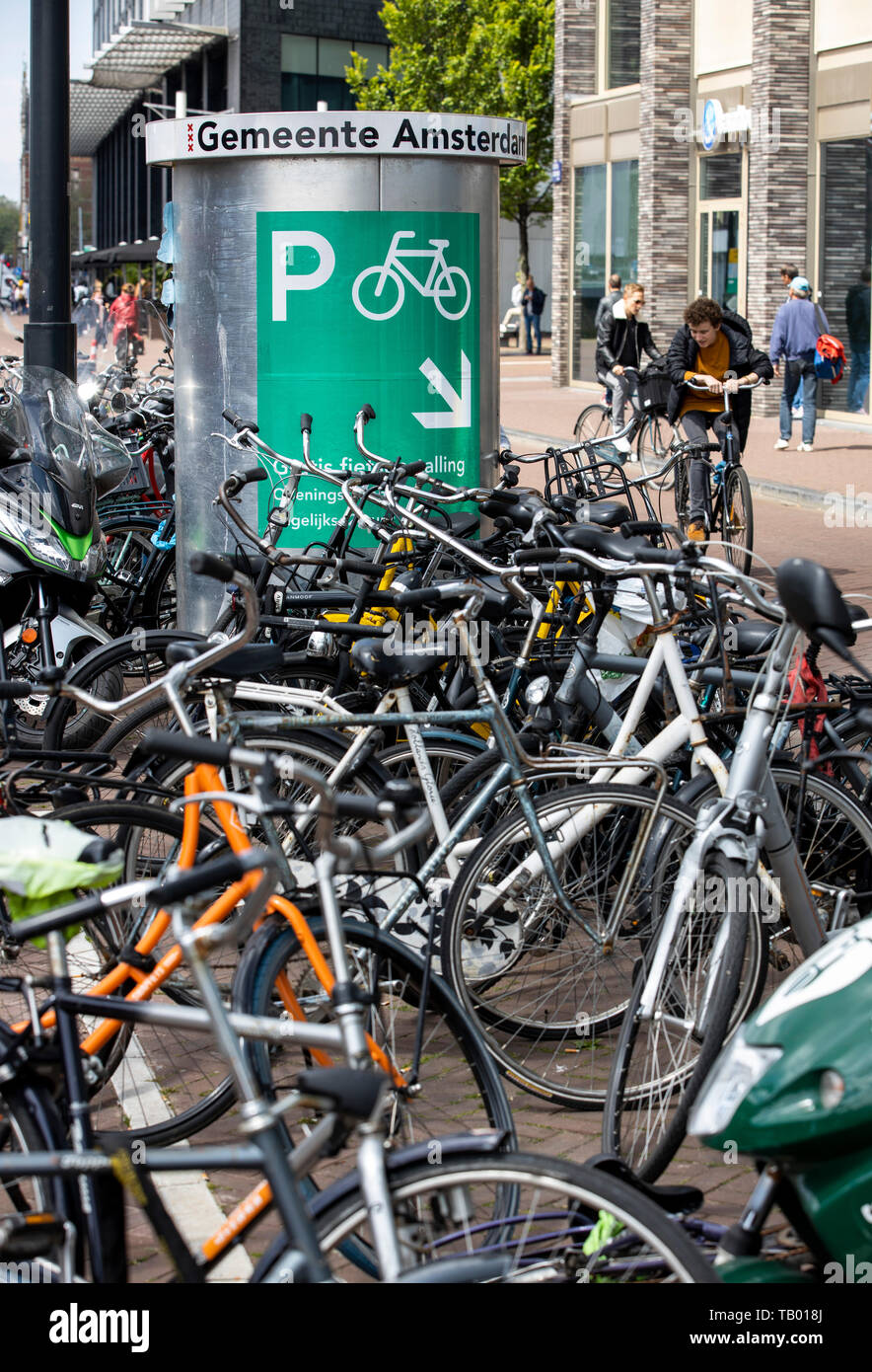 Amsterdam, Países Bajos, espacio de estacionamiento de bicicletas cerca de la estación central, de forma gratuita, Foto de stock