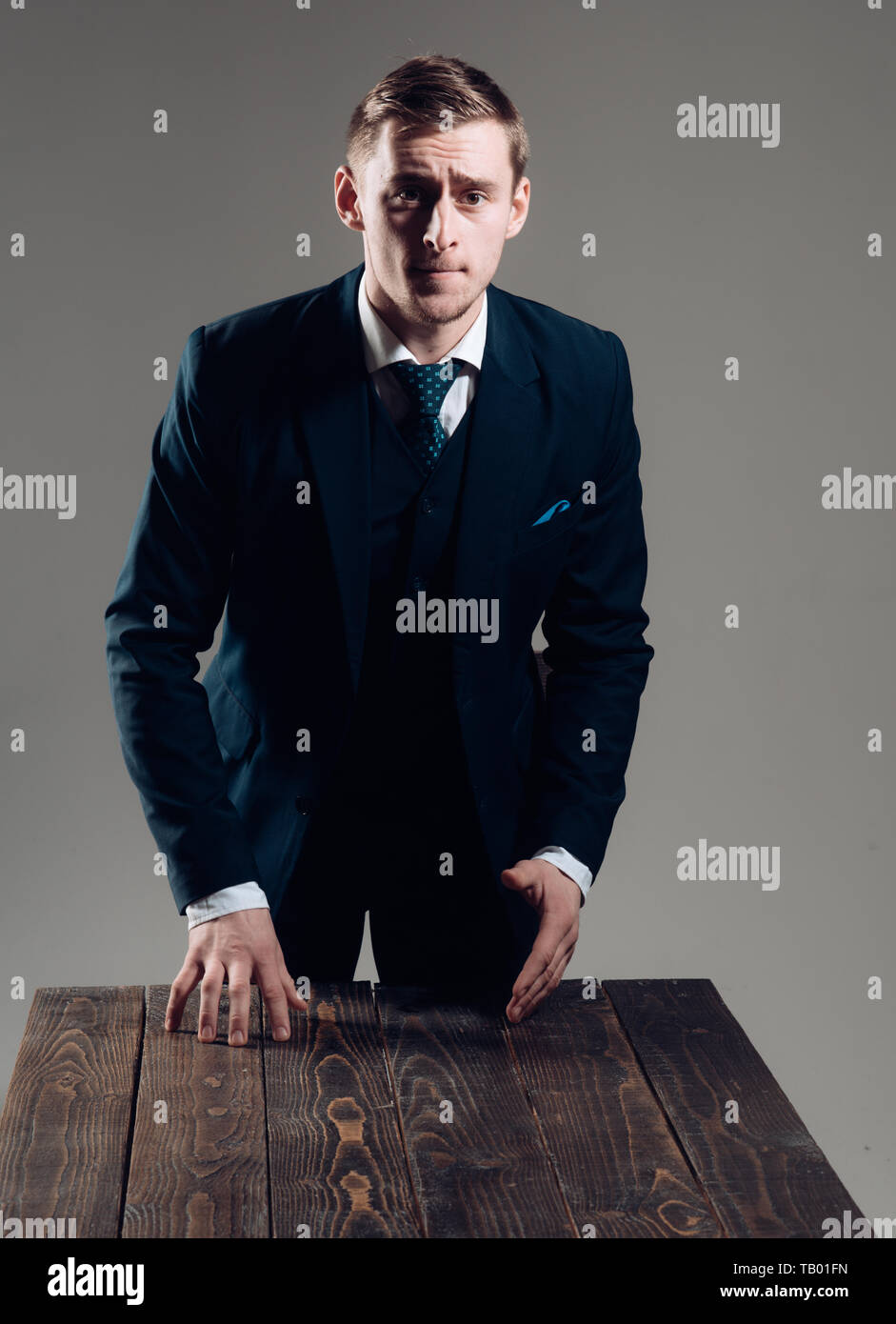 Concepto de jefe. El hombre líder en elegante traje. Seguros líder con  carisma. El líder se hace no nace Fotografía de stock - Alamy