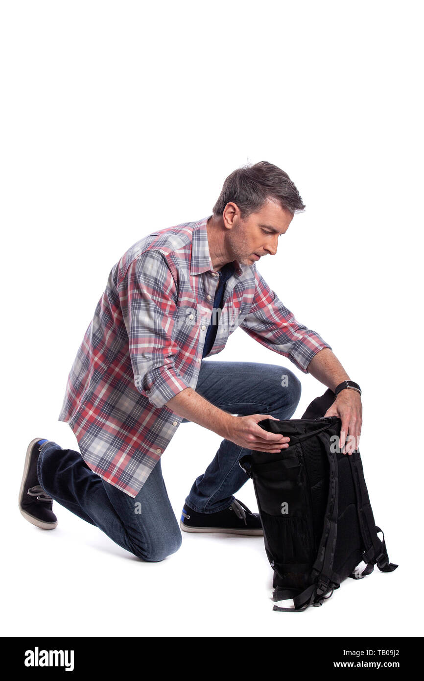 Hombre Middle-Aged Preparar una mochila de senderismo o trekking. También  podría ser un turista de embalaje llevar el equipaje de mano en preparación  para un viaje Fotografía de stock - Alamy