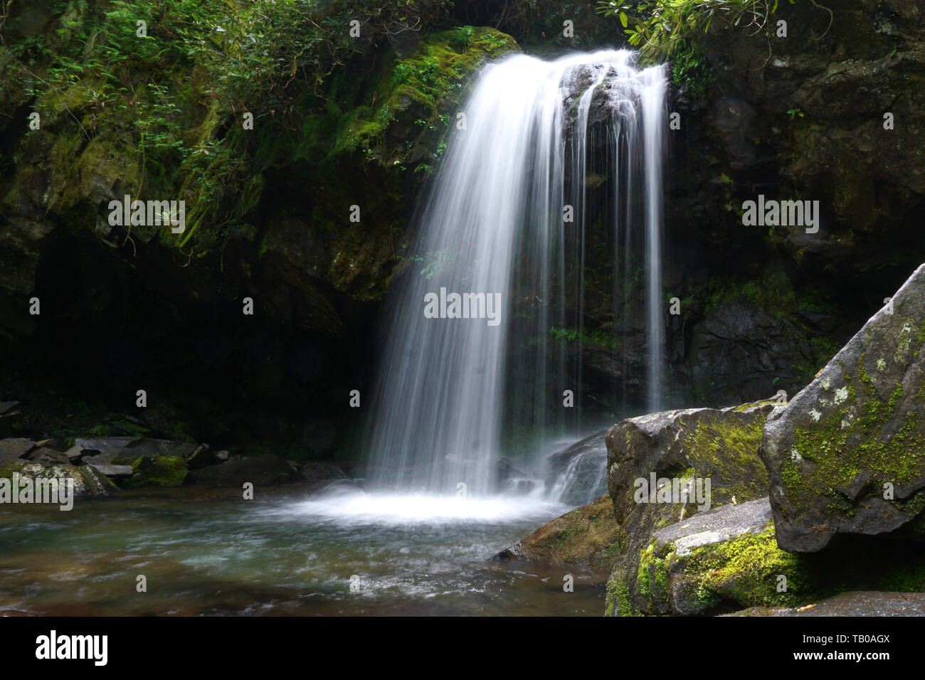 Motion-fotografía borrosa de gruta cae en el Great Smoky Mountains National Park Foto de stock