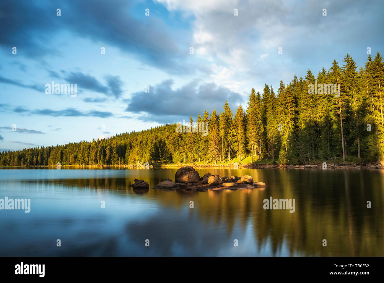 Impresionantemente bello cuento de hadas lago de montaña con agua cristalina Escena Foto de stock