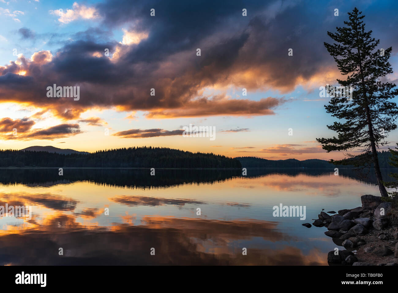 Impresionantemente bello cuento de hadas lago de montaña con agua cristalina Escena Foto de stock