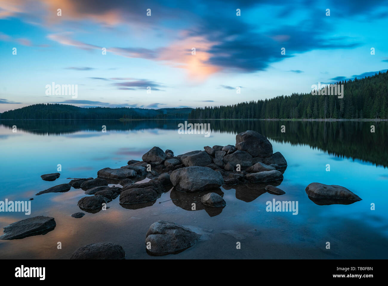 Impresionantemente bello cuento de hadas lago de montaña con agua cristalina Escena Foto de stock