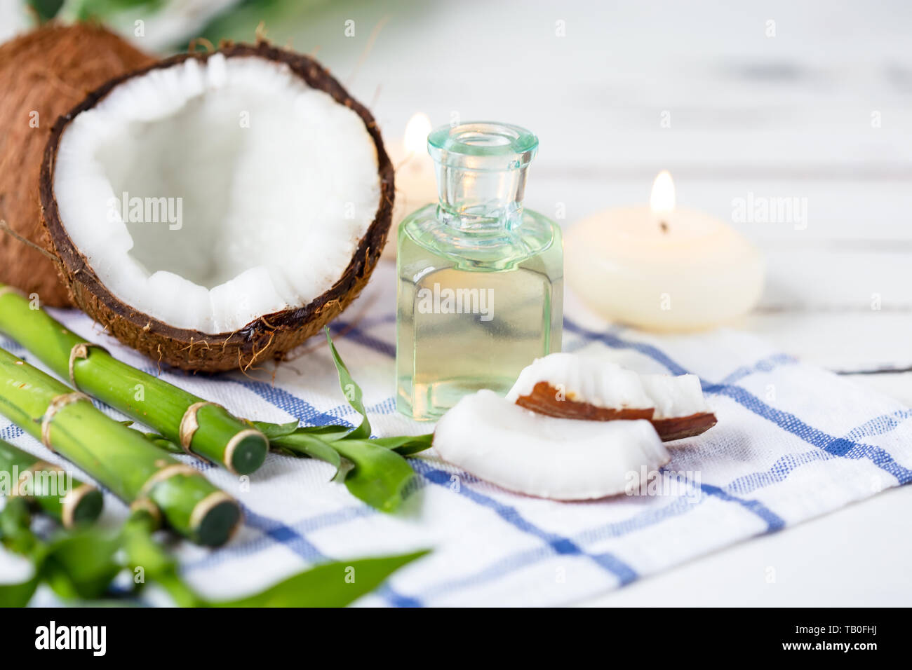 Relax y spa tema. Coco, aceite de coco, bambú, velas, cepillo de masaje  sobre un fondo brillante, verano Fotografía de stock - Alamy