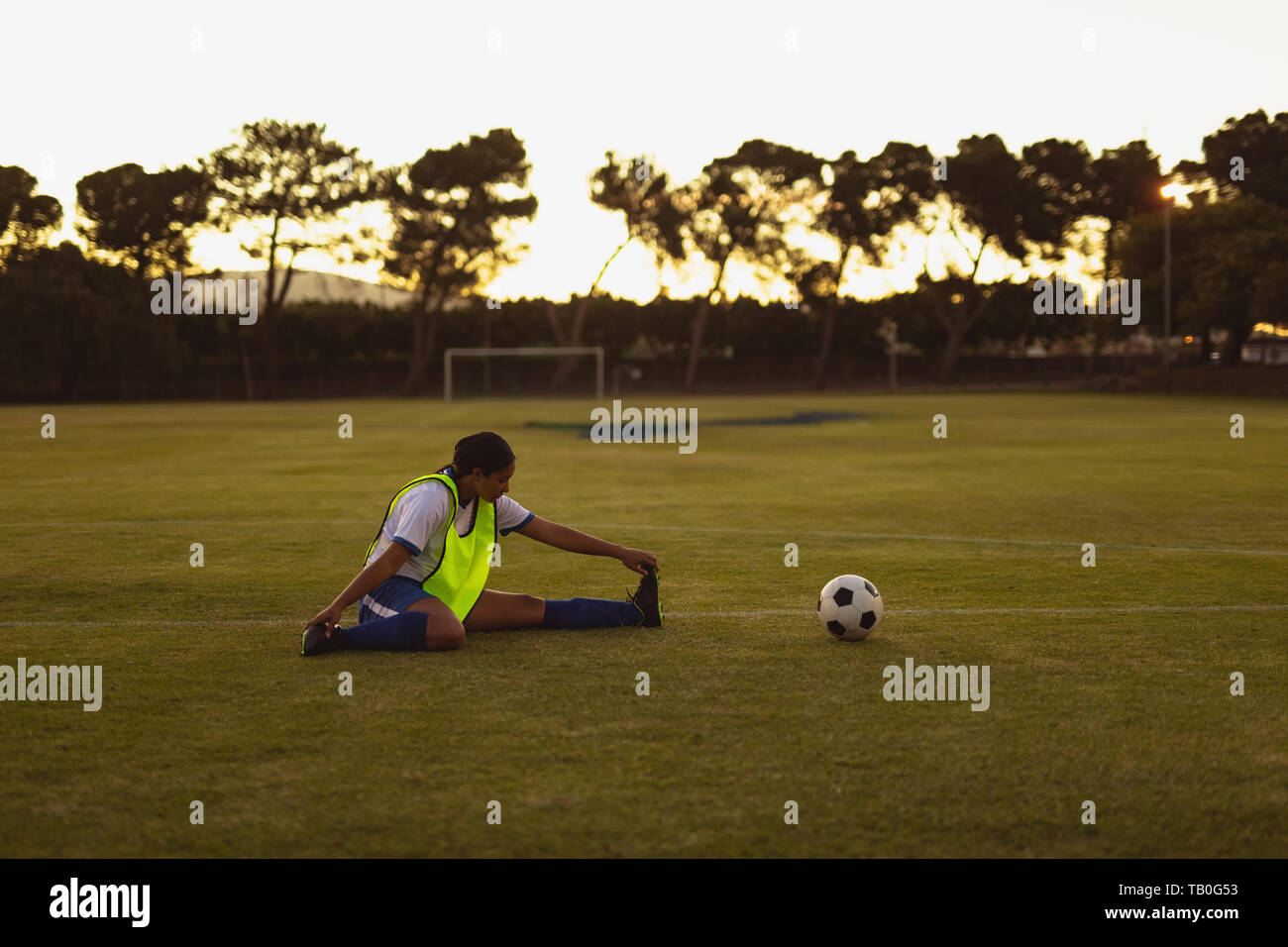 Girl stretch soccer fotografías e imágenes de alta resolución - Alamy