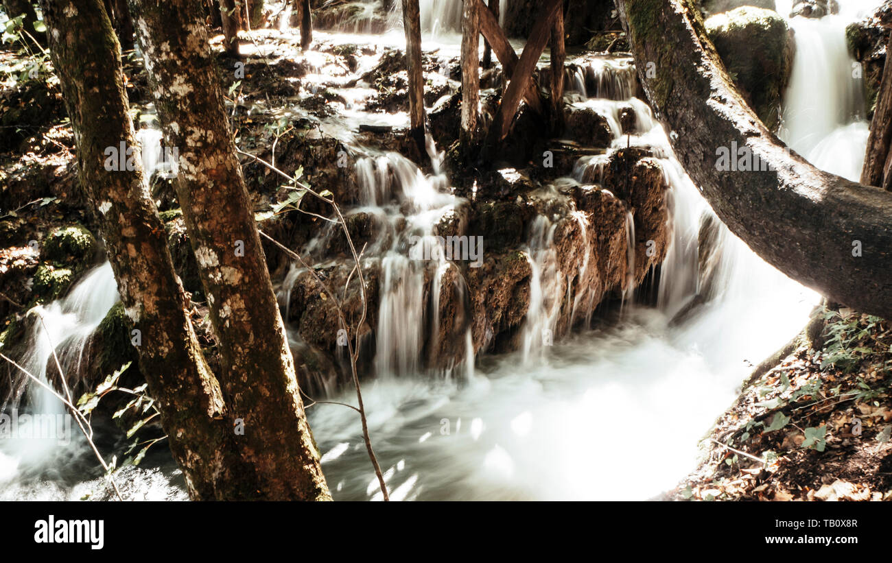 Hermosa cascada streaming a través del Parque Nacional de Los Lagos de Plitvice en Croacia Foto de stock