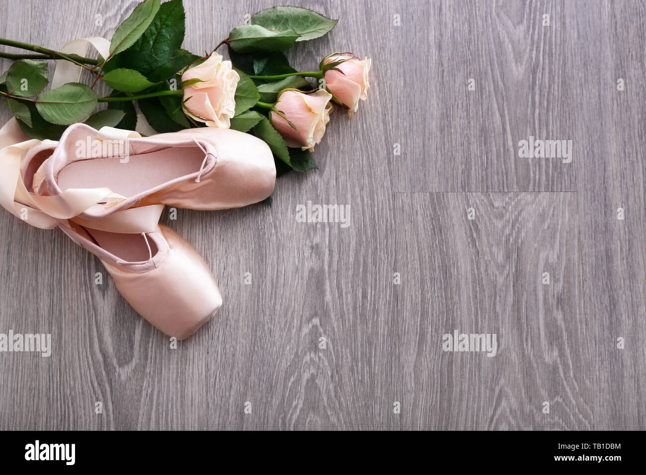 Los zapatos de ballet con rosas sobre un piso de madera Fotografía de stock  - Alamy