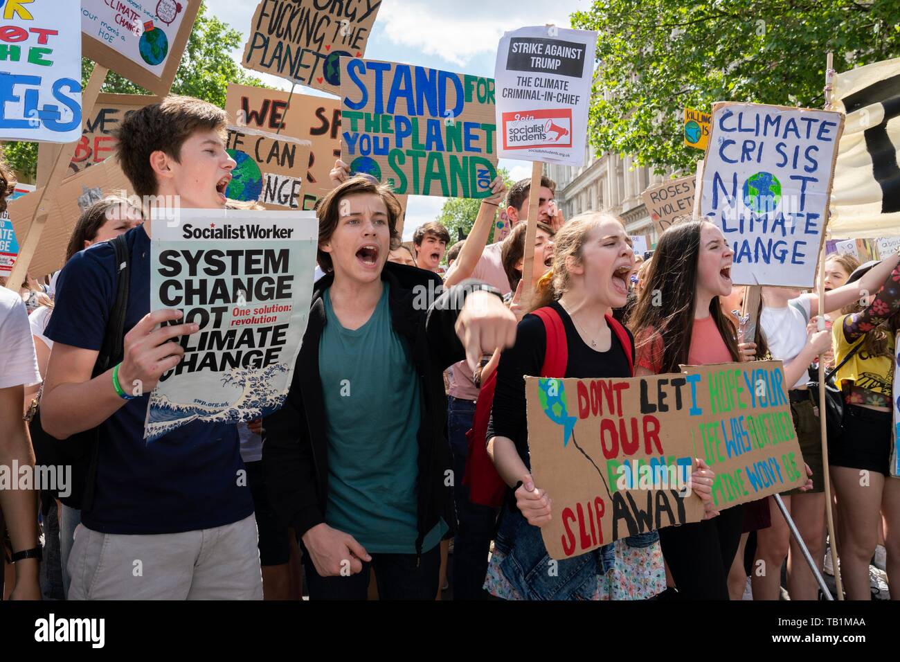 Londres, Reino Unido. El 24 de mayo, 2019. La segunda reunión anual Global Strike 4 Clima. También conocido como los viernes a futuro y huelga escolar para el Clima. El Parlamento Sqr. Foto de stock