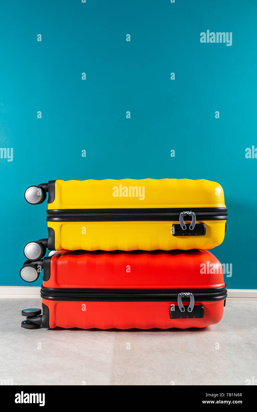 Luminoso y elegante cabina maletas tamaño como concepto de vacaciones  contra fondo azul oscuro, copie el espacio. Viajar con poco equipaje  Fotografía de stock - Alamy