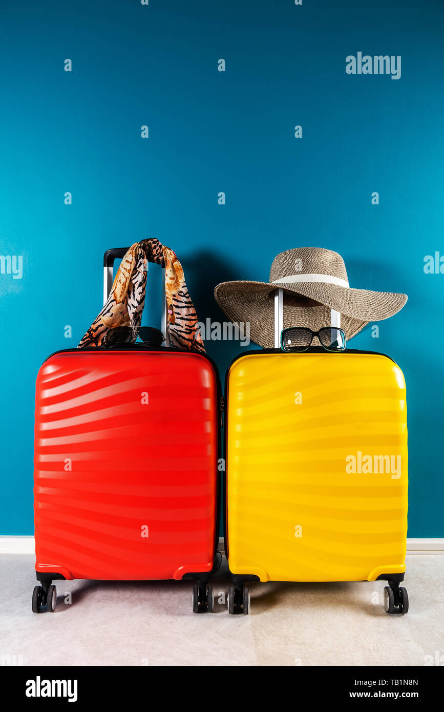 Luminoso y elegante cabina maletas tamaño como concepto de vacaciones  Fotografía de stock - Alamy