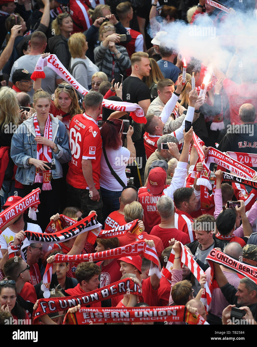 Berlín, Alemania. El 29 de mayo, 2019. Los fans de unión están esperando al  equipo en frente del ayuntamiento Köpenick. Unión de Berlín celebra el  ascenso a la liga de fútbol alemana.