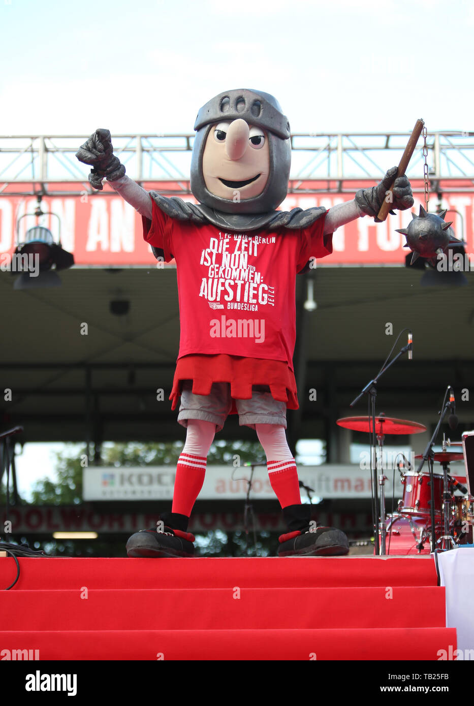 Berlín, Alemania. El 29 de mayo, 2019. Ritter Keule, la mascota de la 1FC Union Berlin, está a la espera de que el equipo en el partido de promoción en el estadio An der Alten Försterei. Unión de Berlín celebra el ascenso a la liga de fútbol alemana. Crédito: Andreas Gora/dpa/Alamy Live News Foto de stock