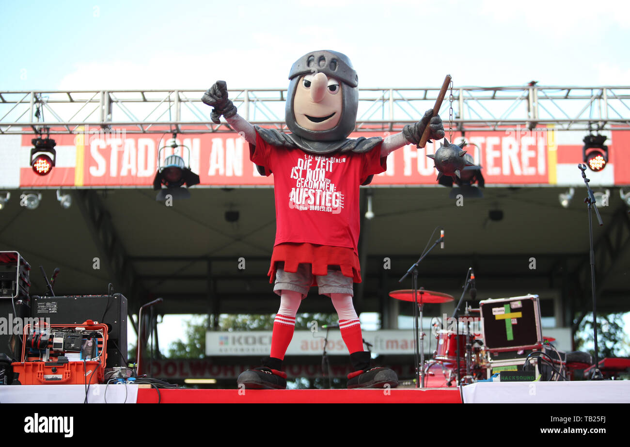 Berlín, Alemania. El 29 de mayo, 2019. Ritter Keule, la mascota de la 1FC Union  Berlin, está a la espera de que el equipo en el partido de promoción en el  estadio