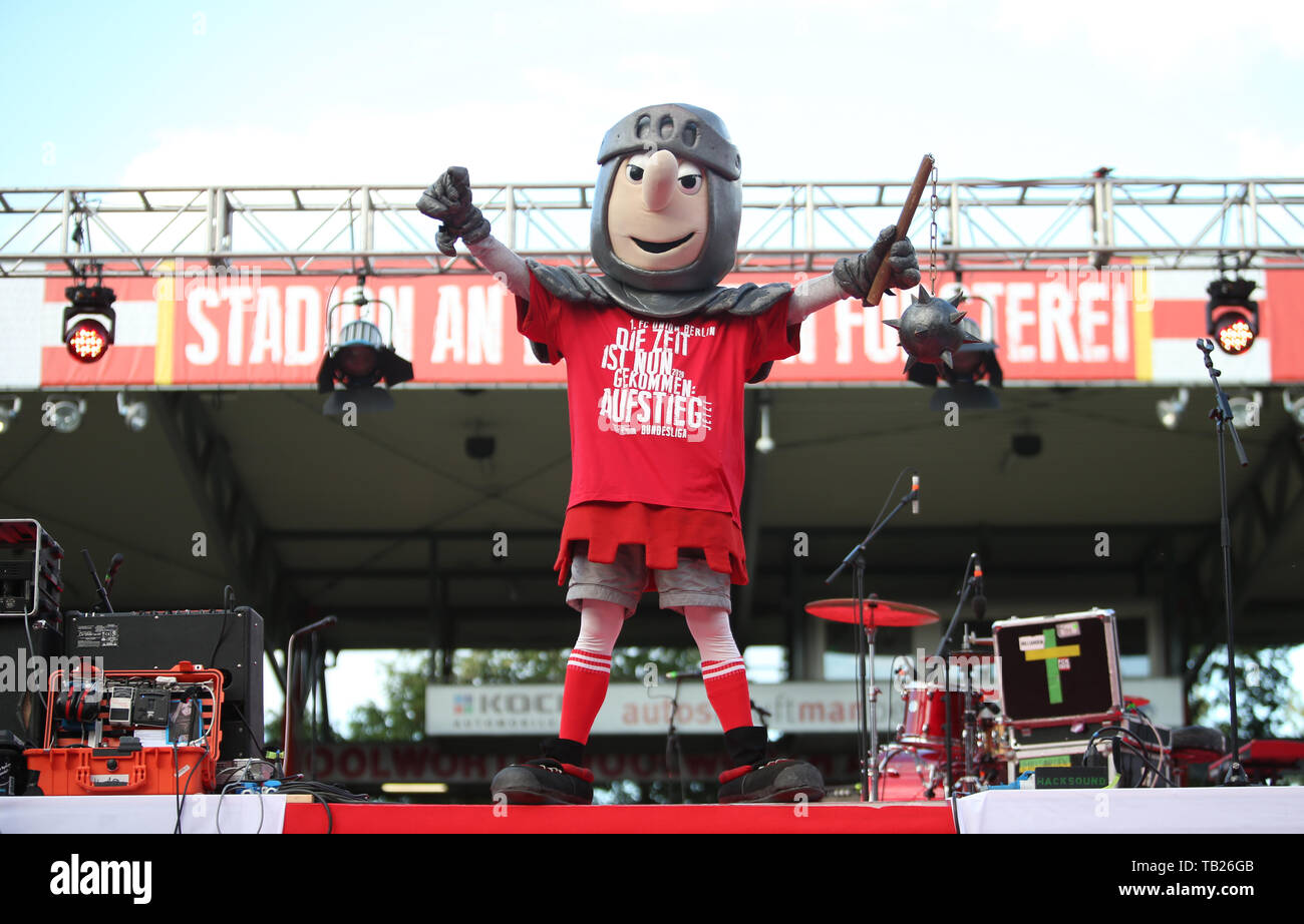 Berlín, Alemania. El 29 de mayo, 2019. Ritter Keule, la mascota de la 1FC Union Berlin, está a la espera de que el equipo en el partido de promoción en el estadio An der Alten Försterei. Unión de Berlín celebra el ascenso a la liga de fútbol alemana. Crédito: Andreas Gora/dpa/Alamy Live News Foto de stock