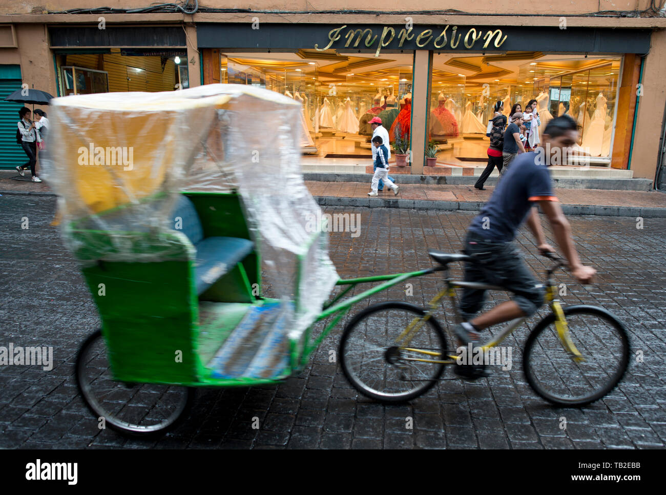 Republica de Chile calle donde todas las tiendas que venden los vestidos de novia se encuentra. centro, centro historico, Ciudad de México, México Fotografía de stock - Alamy Republica de Chile calle donde todas las tiendas que venden los vestidos de novia se encuentra. centro, centro historico, Ciudad de México, México Fotografía de stock - Alamy