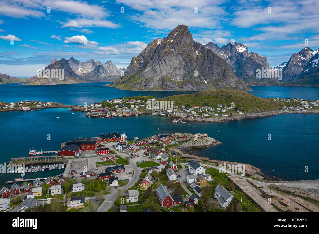 Vista aérea de la Reine, islas Lofoten, Noruega. El pueblo pesquero de  Reine. El tiempo de primavera en Nordland. Blue Sky. Vista desde arriba  Fotografía de stock - Alamy