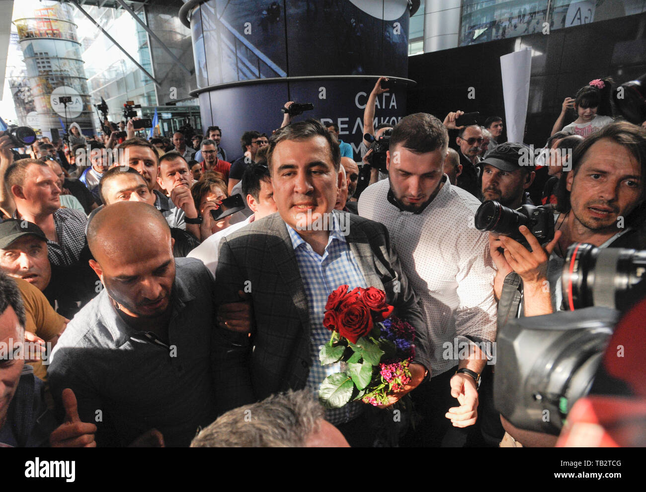 Ex presidente georgiano Mijail Saakashvili visto ser acogidos por sus partidarios tras regresar a Ucrania en el aeropuerto de Boryspil de Kiev. Presidente Volodymyr Zelensky restauró la ciudadanía ucraniana de Mikheil Saakashvili después fue relevado por un decreto del ex presidente de Ucrania, Petro Poroshenko en julio de 2017. Foto de stock