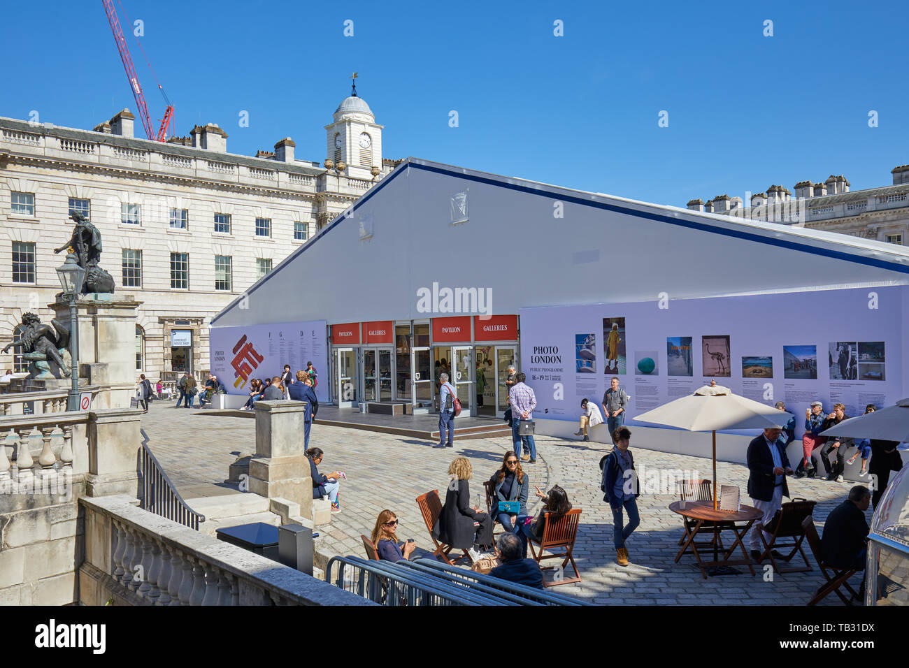 Londres - el 4 de mayo de 2019: Foto de Londres, el arte de la fotografía feria en Somerset House con visitantes en un día soleado en Londres, Inglaterra. Foto de stock