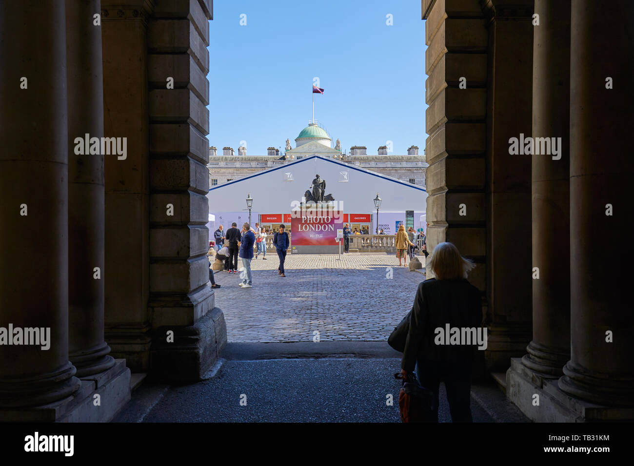 Londres - 16 de mayo de 2019: Foto de Londres, el arte de la fotografía feria en Somerset House con visitantes en un día soleado en Londres, Inglaterra. Foto de stock