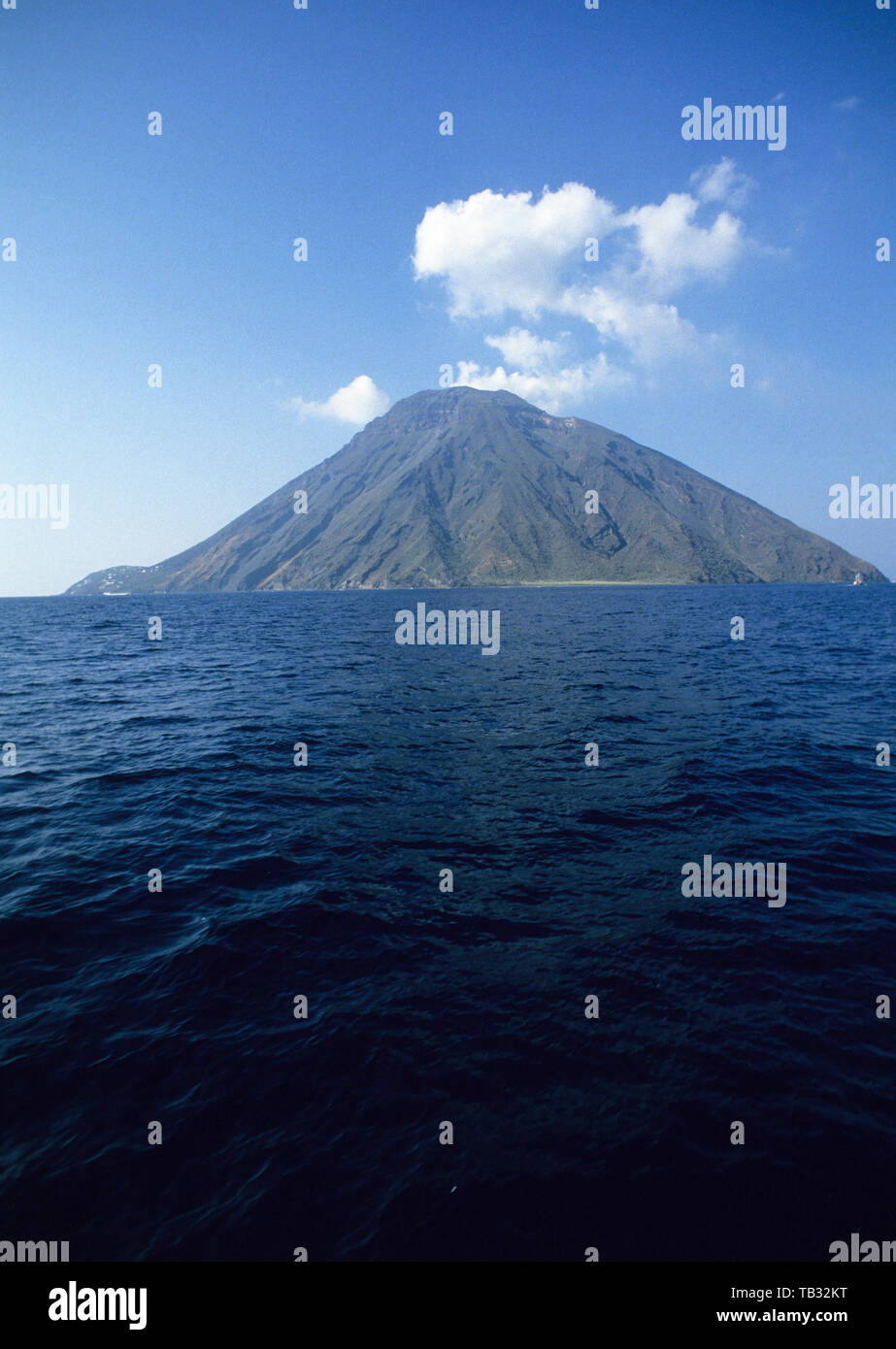 La isla de Stromboli, eolie Islands (islas eolias) de la provincia de Messina, Sicilia, Italia (Sicilia). Foto de stock