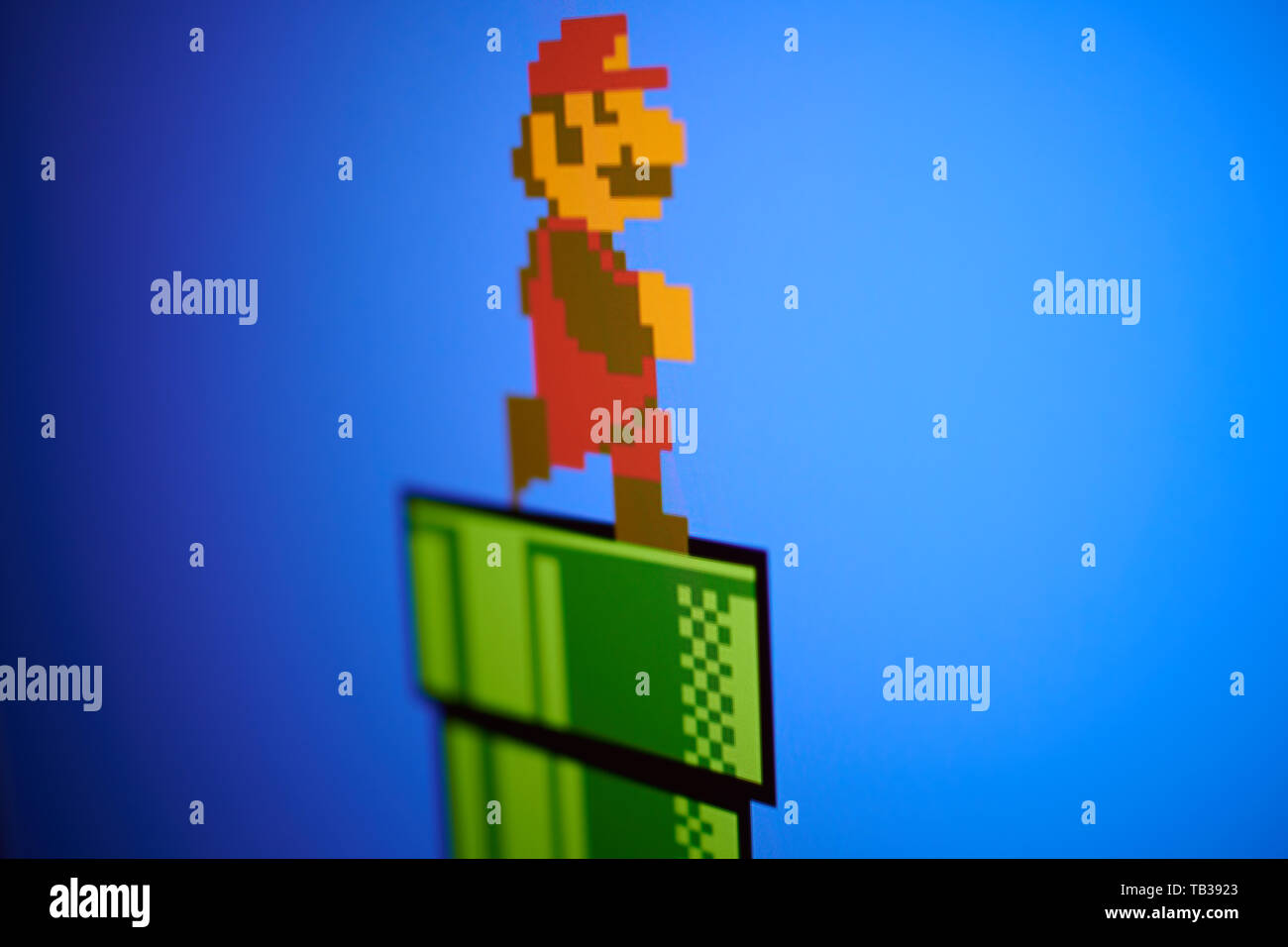 Closeup En Retro Super Mario De 8 Bits Personaje De Nintendo Video Juegos Plataforma Fotografiado Desde La Pantalla Del Sitio Fotografia De Stock Alamy