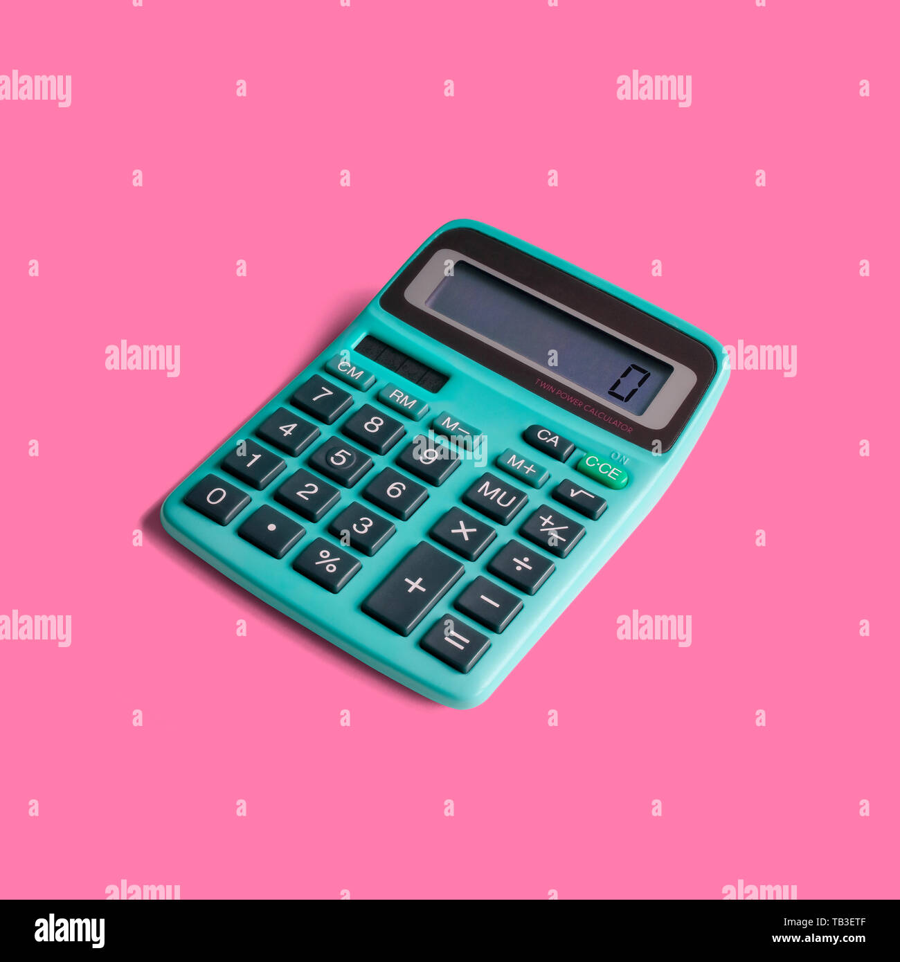 Vintage calculadora de bolsillo, con tanto la batería como la energía solar, y operaciones matemáticas limitada a la multiplicación, división, suma y resta Foto de stock